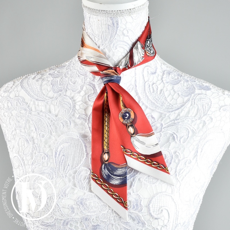 Twilly en soie “Cavalcades” – Hermès