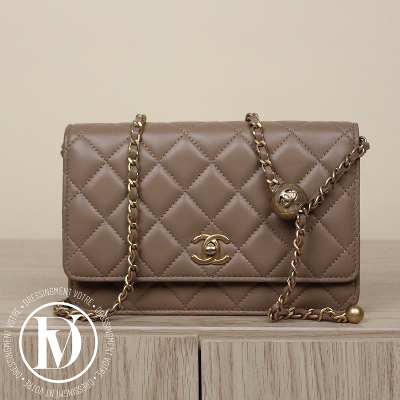Wallet on chain (WOC) en cuir matelassé beige – Chanel