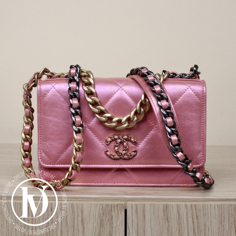 Wallet on chain Chanel 19 en cuir rose irisé – Chanel